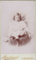 Photo C D V XIX Evreux Portrait D'une Jeune Ebroïcienne Assisse Dans Fauteuil Photo S Berthaud  Evreux Réf 30610 - Oorlog, Militair