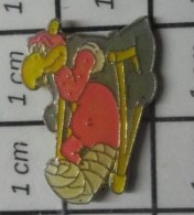 1818B  Pin's Pins / Beau Et Rare / ANIMAUX / OISEAU VAUTOUR ROSE ET GRIS AVEC LA PATTE CASSEE - Animali