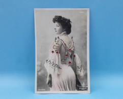 Ancienne Carte Postale, Photo-portrait De Réjane Avec Décor De Strass, Comédienne Reine De La Belle époque, 1856-1920 - Artiesten