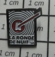 1818B Pin's Pins / Beau Et Rare / MARQUES / LA RONDE DE NUIT S.A. Flics Privés ? - Markennamen