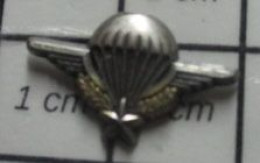 1818B Pin's Pins / Beau Et Rare / MILITARIA / Mini Pin's BREVET PARA PARACHUTE - Militair & Leger