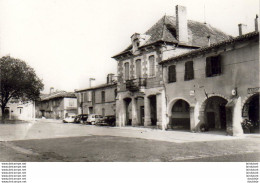 D32  SOLOMIAC  Un Coin De La Place- L'Ecole  ..... - Autres & Non Classés