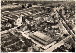 D77   VAIRES SUR MARNE    Vue Aérienne Sur Le Marché Couvert Et L'Église   .........  Carte Peu Courante - Vaires Sur Marne