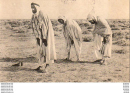 ALGERIE  SCENES ET TYPES  La Prière  ..... ( Ref FF1761 ) - Plaatsen