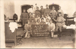 CARTE PHOTO MILITARIA  - Groupe De Soldats . A.3.d.c  Le As De La 1er P Du 146 Au Jus Le 3.12.24 - Sonstige & Ohne Zuordnung