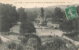 LYON : PLACE CARNOT. LA STATUE DE LA REPUBLIQUE ET LA GARE PERRACHE - Other & Unclassified