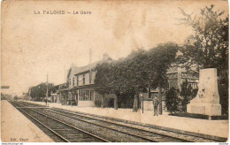 D80   LA FALOISE   La Gare   .............  Vue Intérieure Avec Le Monument Aux Morts - Altri & Non Classificati