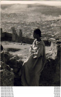 MAROC   FÈS  Vue Du Tombeau Des Mérénides , Une Odolescente (sic ) Immobile Visage Photographique Du Maroc Sans N° - Fez