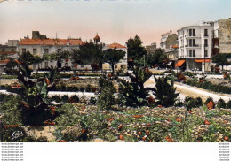 ALGERIE  SIDI BEL-ABBES  La Nouvelle Place Et L'entrée Du Boulevard De La République  ..... ( Ref FA598 ) - Sidi-bel-Abbes