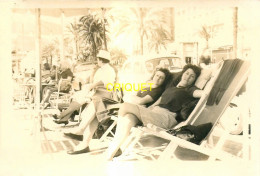 06 Nice, Photo Format Cp De Touristes Sur Des Chaises-longues Sur La Promenade Des Anglais, 1953 - Altri & Non Classificati