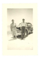 Photo Couple Devant Automobile à Identifier En 1956 - Automobiles