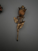 Broche Dorée En Forme De Tige De Rose - Spille