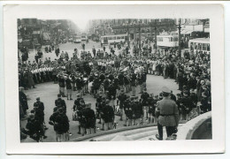 Photo Ancienne BRUXELLES Occupation 1940 / 45 Musique Fanfare Et Jeunesse Hitlérienne Avec Membre NSDAP * Autobus Bus * - Guerre, Militaire