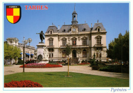 CPM-65- TARBES - L'Hôtel De Ville Et La Poste - Armoiries*TBE- **2 Scans - Tarbes