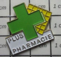 1818b Pin's Pins / Beau Et Rare : MEDICAL / CROIX VERTE PLUS PHARMACIE - Medizin