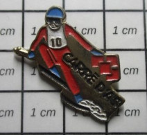 1818B Pin's Pins / Beau Et Rare /  SPORTS / SKI SKIEUR CARRE D'AS - Sports D'hiver