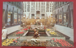 Uncirculated Postcard - USA - NY, NEW YORK CITY - ROCKEFELLER CENTER CHANNEL GARDEN - Lugares Y Plazas