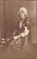 UNE  JOLIE  JEUNE  FILLE  LORRAINE  EN  COSTUME  -  CARTE - PHOTO. - Kostums