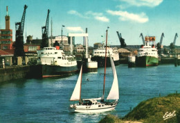 CALAIS  Vue Sur Le Port - Calais