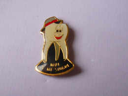 Pin S  DENTISTE DICTON MOI JE ME SOIGNE - Other & Unclassified