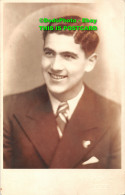 R359407 A Young Smiling Man In A Suit. Postcard - Monde