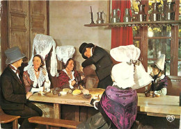 Folklore - Normandie - Intérieur De Manoir En Cotentin - Costumes De La Bourgeoisie Rurale Vers 1840 - De Gauche à Droit - Kostums