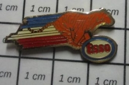 1818B  Pin's Pins / Beau Et Rare / CARBURANTS / ESSO METTEZ UN TIGRE ORANGE DANS VOTRE MOTEUR - Carburantes