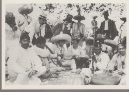 C.P. - PHOTO - REVOLUTION MEXICAINE- 1910-1920- EMILIANO ZAPATA AU MILIEU DES SIENS LES PEONS - RM 3 - MAURICE JUAN - - Betogingen