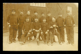 Carte Photo Militaires Soldats Du 28eme Regiment ( Format 9cm X 14cm ) - Regimente