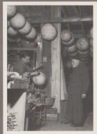 C.P. - PHOTO - METIERS - FABRIANT DE GLOBES TERRESTRES EN 1954  PARIS - MAURICE JUAN - ME 2 - ROGER VIOLLET - Industrie