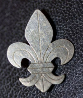 Très Belle Broche Royaliste Argent "Fleur De Lys" (ou Scoutisme ?) - Religión & Esoterismo