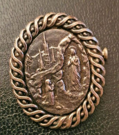 Broche Religieuse Argenté Début XXe "Notre-Dame De Lourdes" Religious Brooch - Religión & Esoterismo