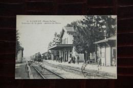 70 - FAVERNEY : Intérieur De La Gare, Arrivée Du Train - Andere & Zonder Classificatie