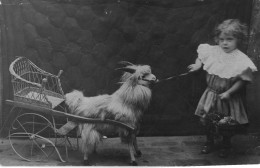 Carte-Photo D'une Petite Fille Avec Un Bouc Tirant Une Petite Charrette - Otros & Sin Clasificación