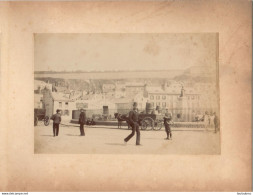 JERSEY FIN 19e SIECLE  SAINT HELIER ESPLANADE STATUE DE LA REINE   PHOTO ORIGINALE DE 17 X 12 CM COLLEE SUR CARTON - Oud (voor 1900)