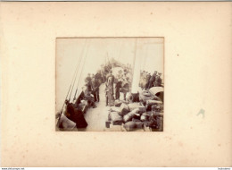 A BORD DU BATEAU STEAMER CHEVALIER ET JOUEUR DE HARPE  PHOTO ORIGINALE DE 8.50X7 CM COLLEE SUR CARTON 18X13CM - Old (before 1900)