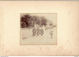 ECOSSE INVERNESS SOLDATS  REGIMENT CAMERON  FIN 19e PHOTO ORIGINALE DE 8.50X7 CM COLLEE SUR CARTON 18X13CM - Old (before 1900)