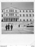 WW2 EN 1943 ARMEE ITALIENNE SOLDATS ITALIENS A ATHENES EN GRECE PLACE SYNTAGMA PHOTO ORIGINALE 9 X 6 CM R5 - Guerre, Militaire