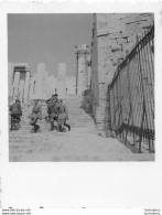 WW2 EN 1943 ARMEE ITALIENNE SOLDATS ITALIENS A ATHENES EN GRECE  PHOTO ORIGINALE 9 X 6 CM R20 - Guerre, Militaire