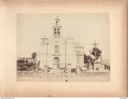 PLOMEUR EGLISE ET CALVAIRE FIN 19em PHOTO ORIGINALE 17x13CM COLLEE SUR CARTON DE 23x18cm - Oud (voor 1900)