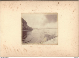 LE CANAL CALEDONIEN ROYAUME UNI  FIN 19em PHOTO ORIGINALE 8x7CM COLLEE SUR CARTON DE 18x13cm - Alte (vor 1900)