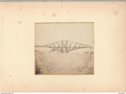 FORTH BRIDGE PONT DU FORTH ECOSSE  FIN 19em PHOTO ORIGINALE 8x7CM COLLEE SUR CARTON DE 18x13cm - Oud (voor 1900)
