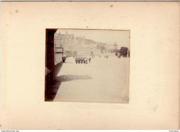 EDIMBOURG ECOSSE L'ESPLANADE LA GARDE AVEC  LE BAG-PIPE FIN 19em PHOTO ORIGINALE 8x7CM COLLEE SUR CARTON DE 18x13cm R1 - Alte (vor 1900)