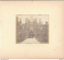 LONDRES LE CHATEAU DE HAMPTON COURT  FIN 19em PHOTO ORIGINALE 8x7CM COLLEE SUR CARTON DE 18x13cm - Anciennes (Av. 1900)