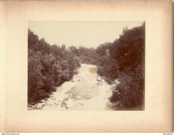 LE FIER A L'ENTREE DES GORGES HAUTE  SAVOIE  FIN 19em PHOTO ORIGINALE 17x13CM COLLEE SUR CARTON DE 24x18cm - Anciennes (Av. 1900)