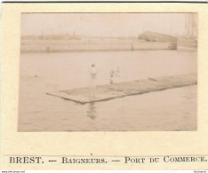 RARE BREST BAIGNEURS PORT DU COMMERCE  FIN 19em SIECLE PHOTO ORIGINALE COLLEE SUR CARTON 6.50 X 5.50 CM R1 - Alte (vor 1900)
