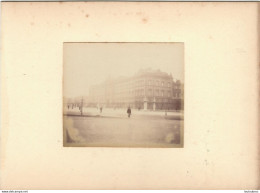 LONDRES PALAIS DE BUCKINGHAM   FIN 19em PHOTO ORIGINALE  8.50X7CM  COLLEE SUR CARTON DE 18X13CM - Oud (voor 1900)
