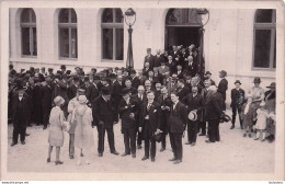 CARTE PHOTO D'UNE CEREMONIE CERTAINEMENT DEVANT UNE MAIRIE - A Identifier