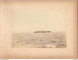 ENTRE JERSEY ET GUERNESEY LE COURRIER BATEAU  PHOTO ORIGINALE SUR CARTON 23 X 18 CM FORMAT PHOTO 17 X 12.50 CM - Oud (voor 1900)