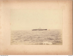 ENTRE JERSEY ET GUERNESEY LE COURRIER BATEAU  PHOTO ORIGINALE SUR CARTON 23 X 18 CM FORMAT PHOTO 17 X 12.50 CM - Alte (vor 1900)